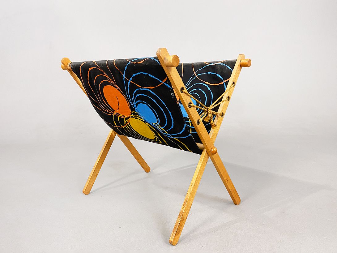 Foto Lovely Colorful Midcentury Newspaper Rack