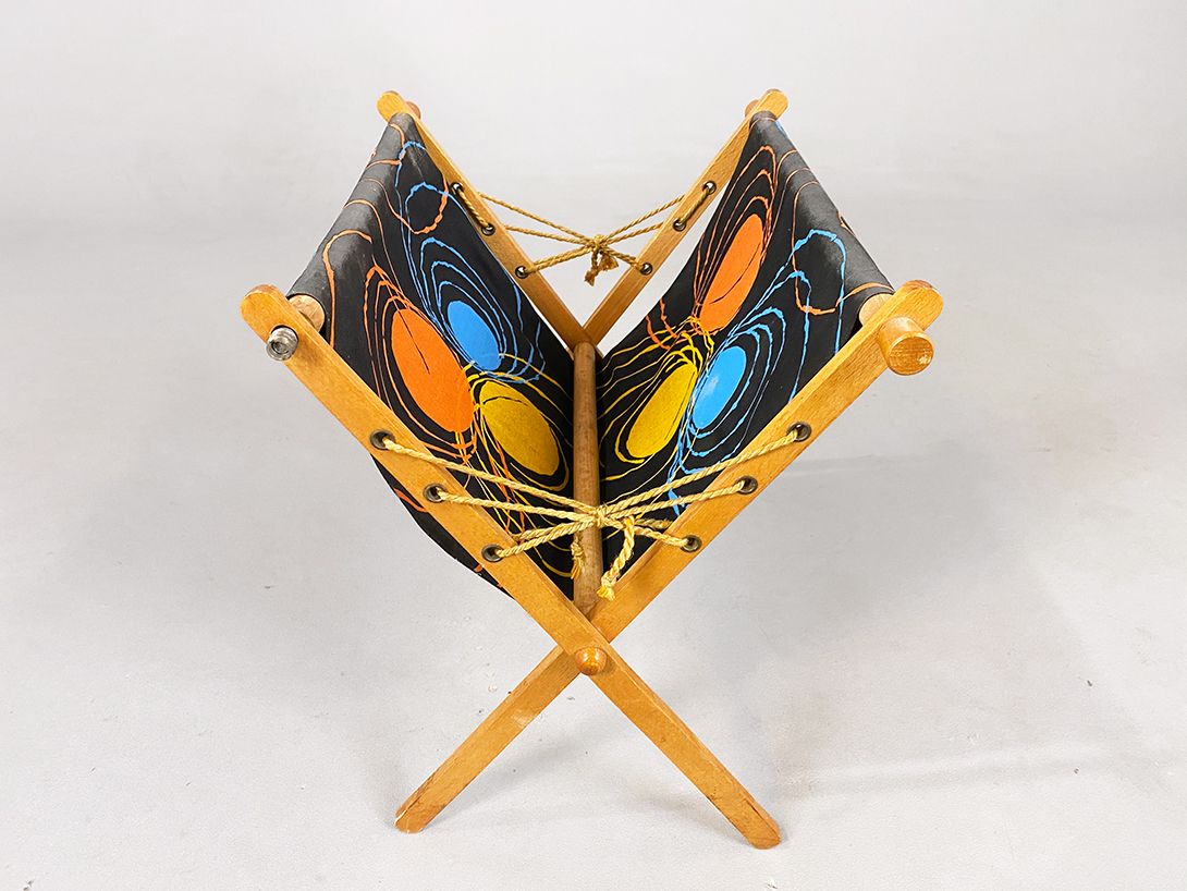 Foto Lovely Colorful Midcentury Newspaper Rack