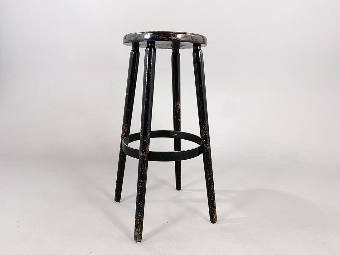 Foto Dark Brown Gleaming Wooden Bar Stool