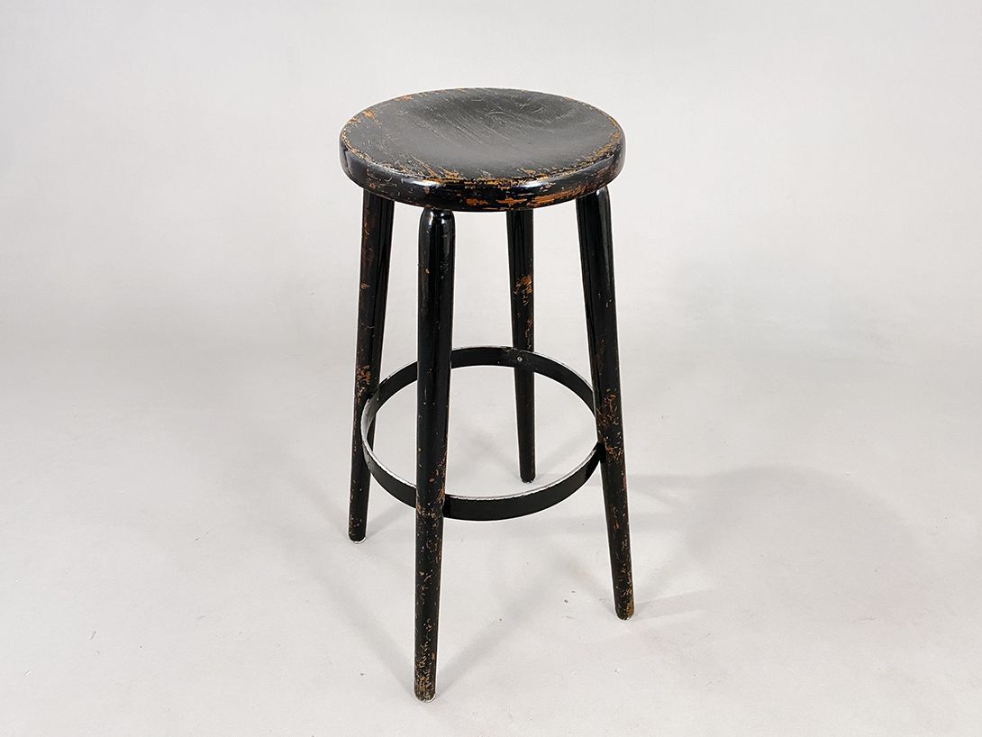 Foto Dark Brown Gleaming Wooden Bar Stool