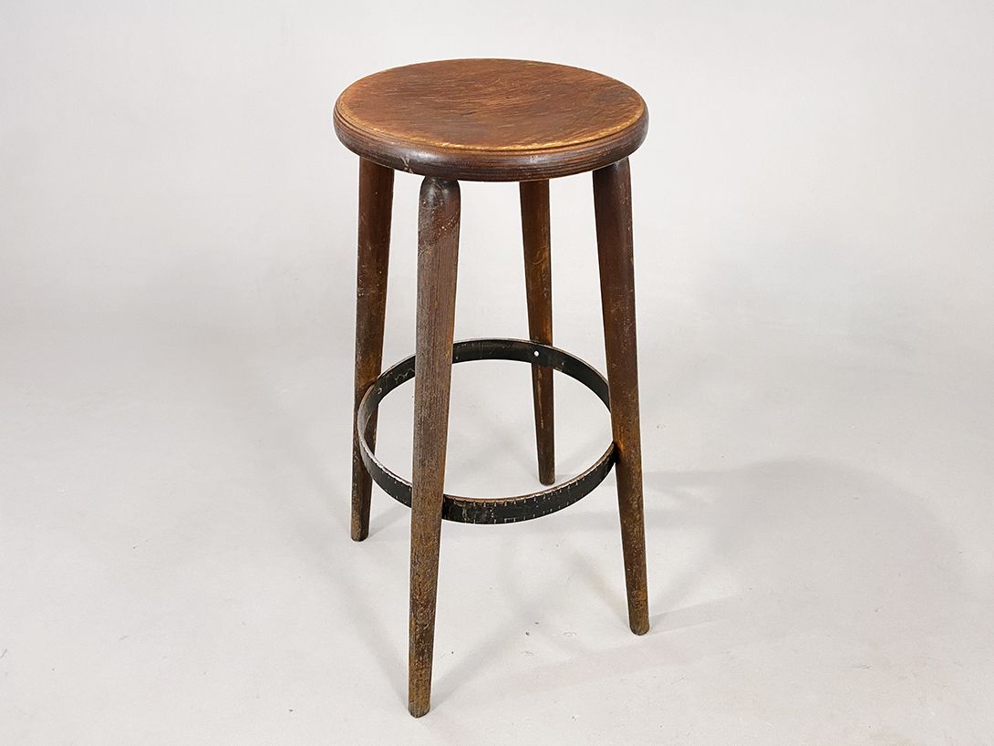 Foto Creamy Brown Wooden Bar Stool