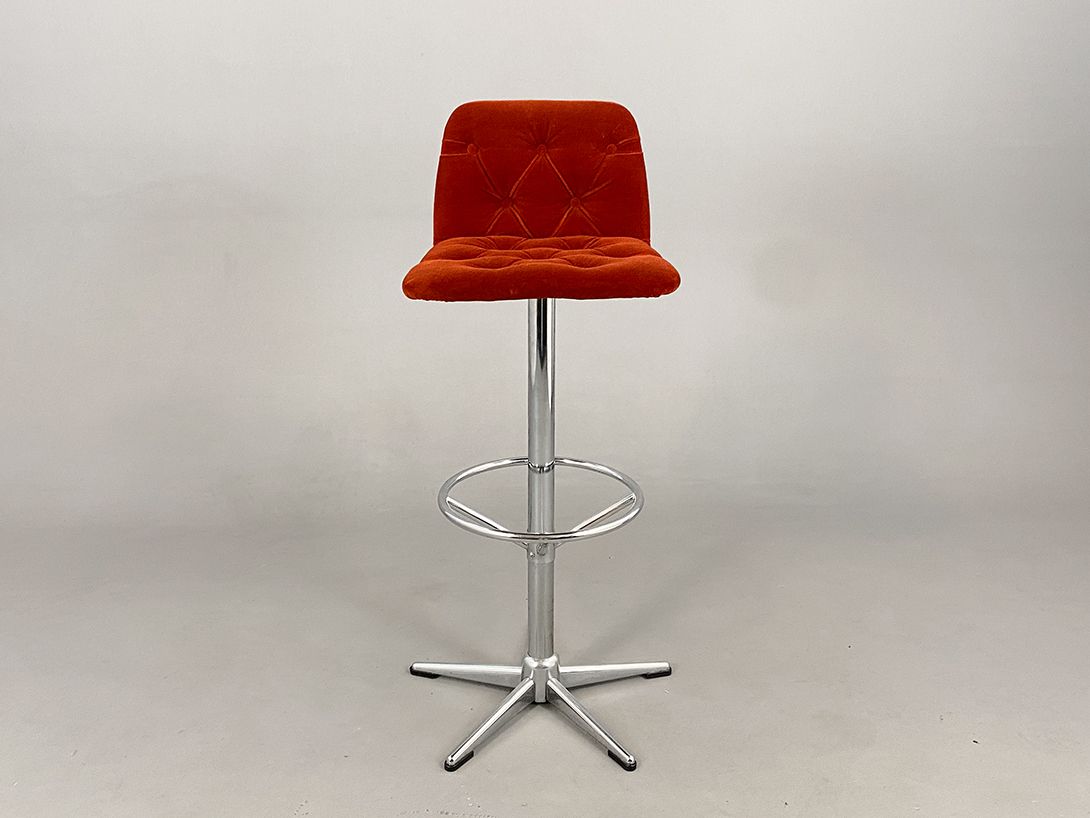 Foto Lounge Barstool with Crimson Cloth Seat