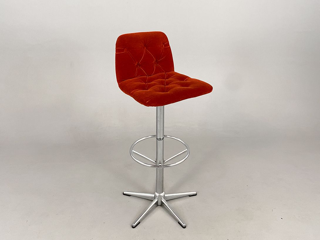 Foto Lounge Barstool with Crimson Cloth Seat