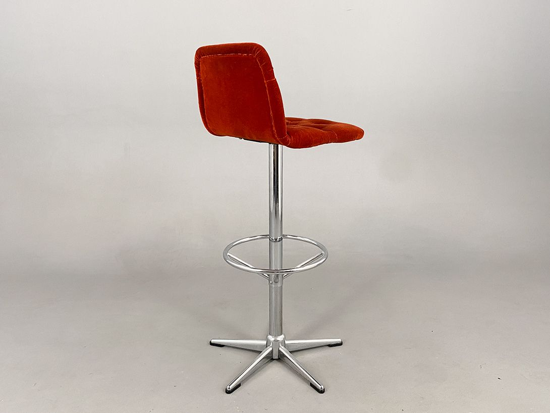 Foto Lounge Barstool with Crimson Cloth Seat