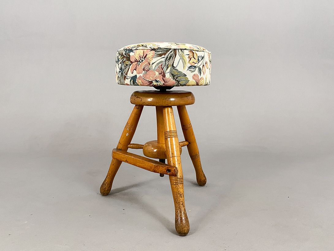 Foto Adjustable Wooden Floral Patterned Stool