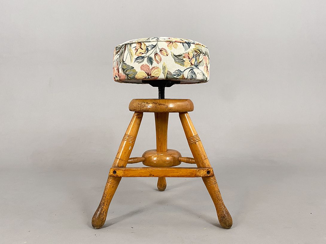 Foto Adjustable Wooden Floral Patterned Stool