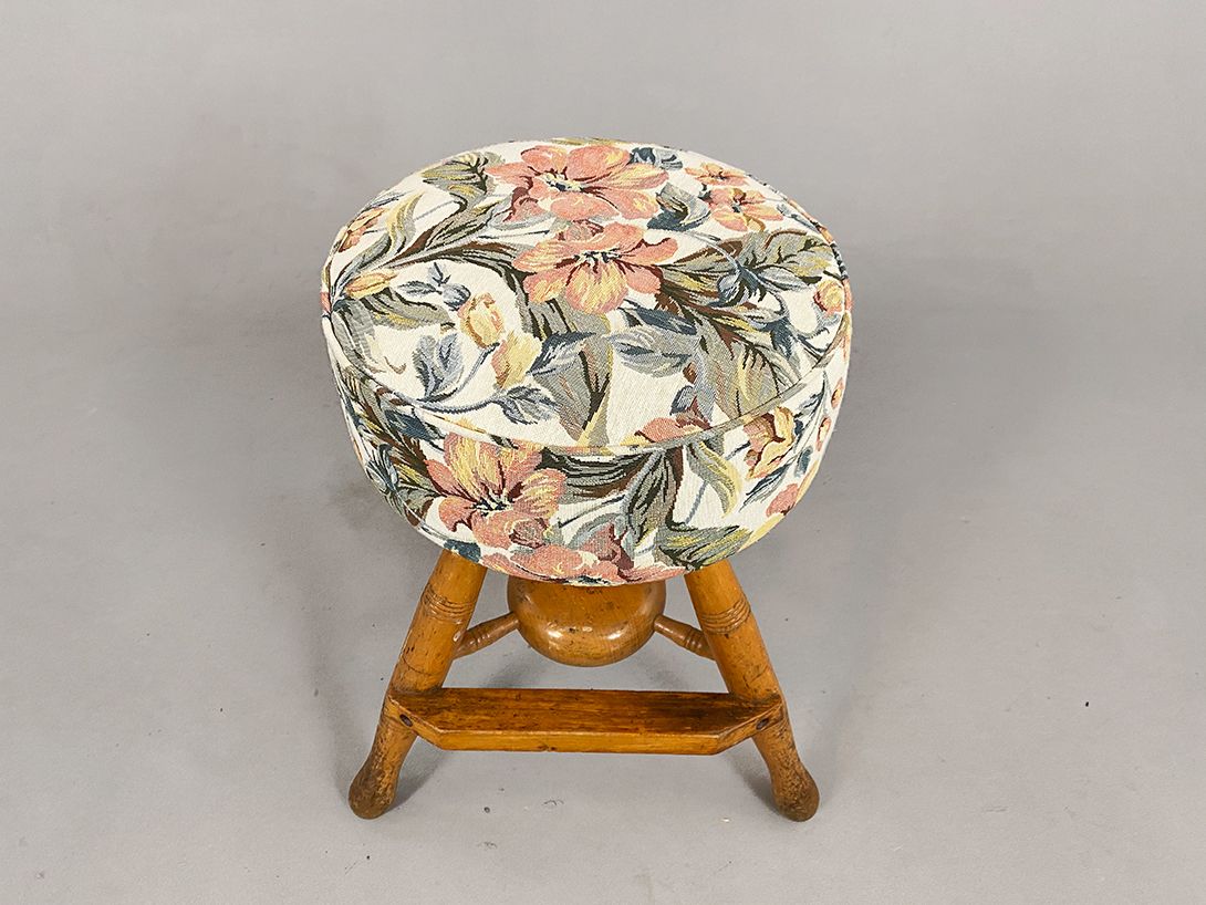 Foto Adjustable Wooden Floral Patterned Stool
