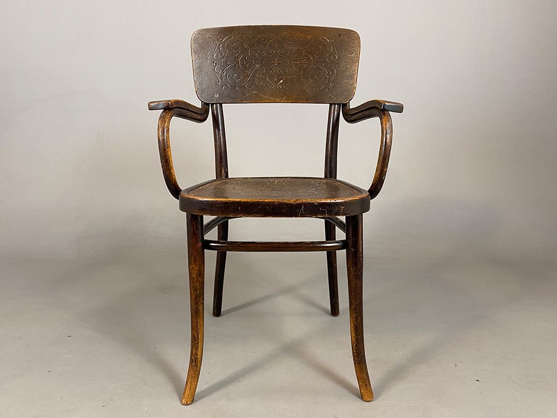 Foto Wooden Carved Armchair