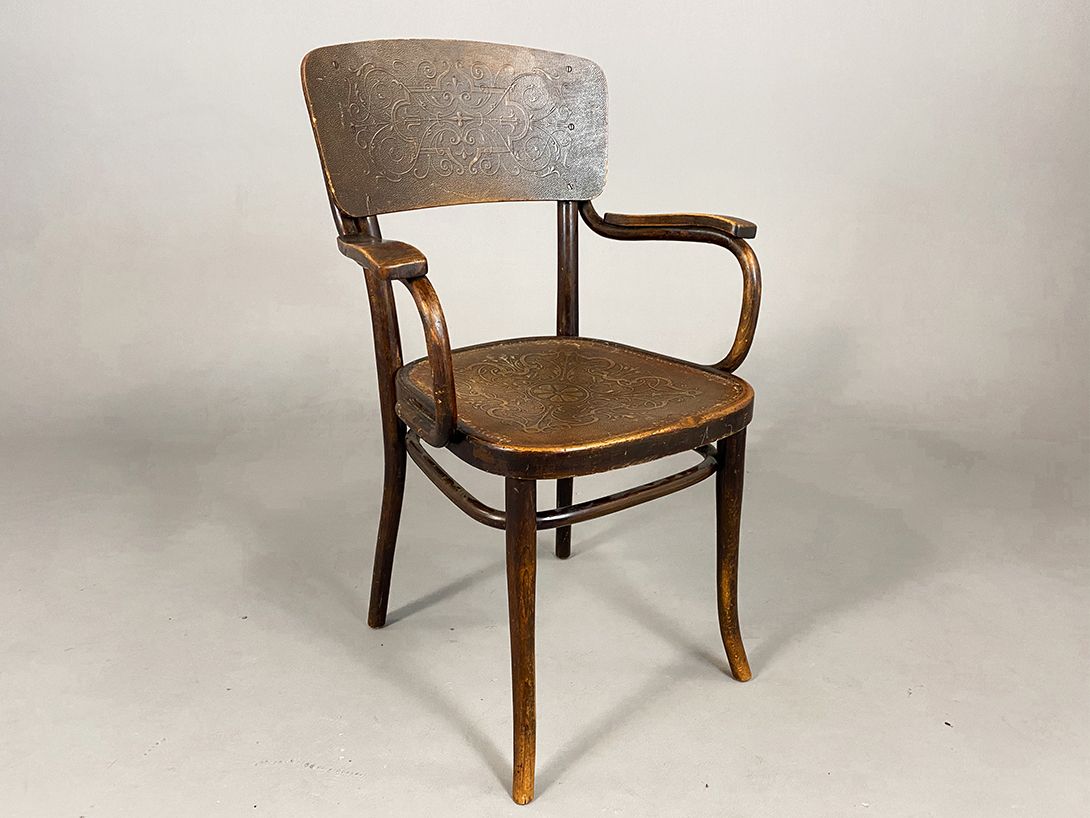 Foto Wooden Carved Armchair