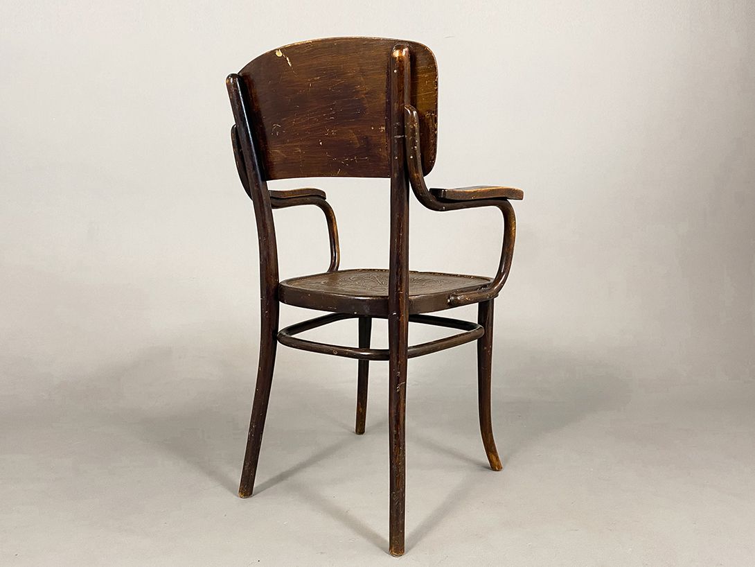 Foto Wooden Carved Armchair