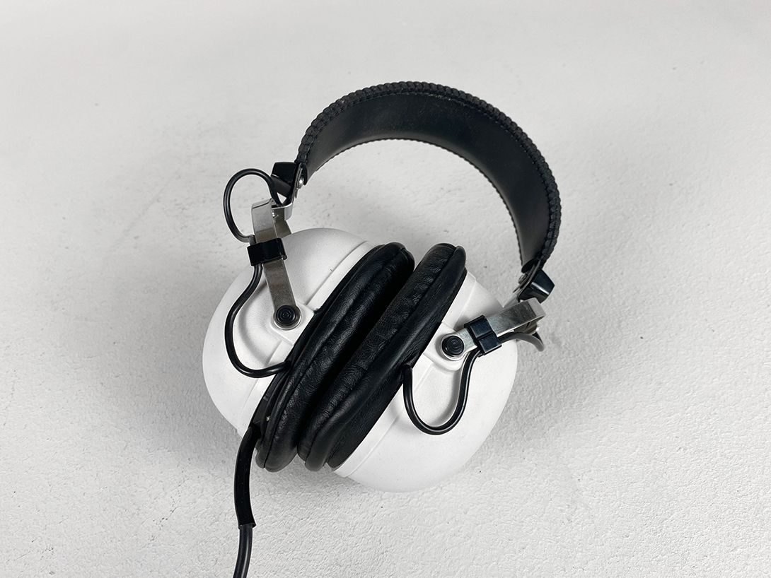 Foto White Pioneer Headphones 19x12x9