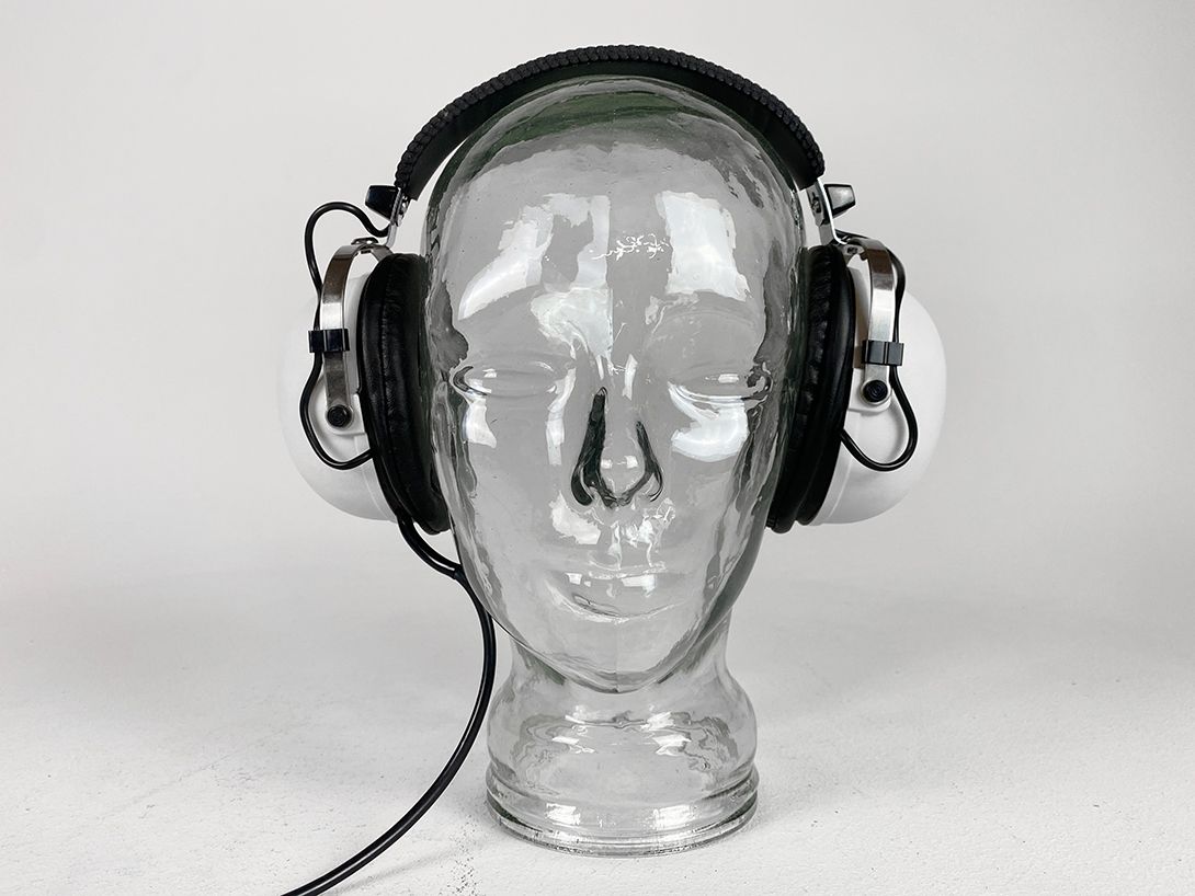 Foto White Pioneer Headphones 19x12x9