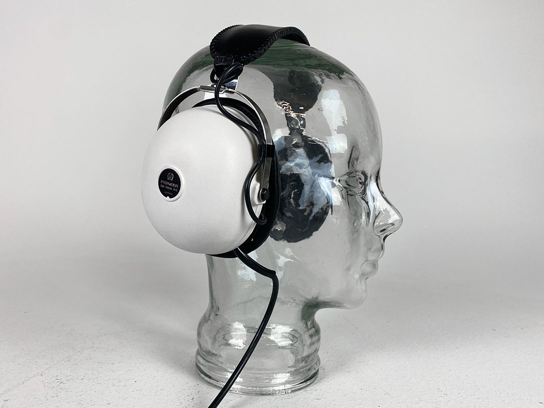 Foto White Pioneer Headphones 19x12x9