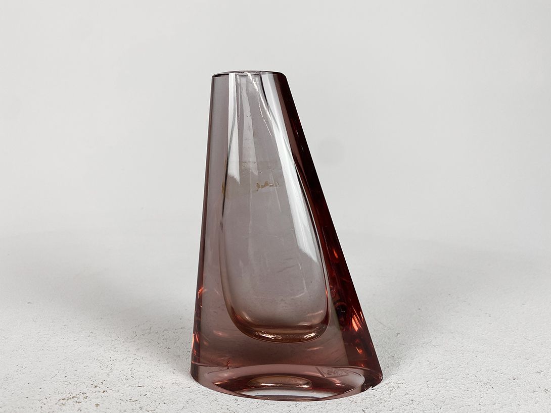 Foto Small Angular Red Tinted Glass Vase