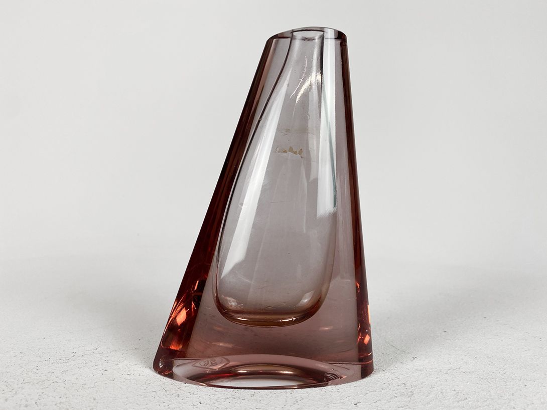 Foto Small Angular Red Tinted Glass Vase