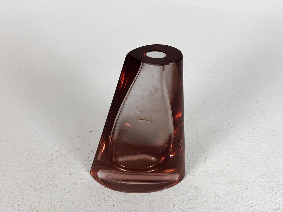Foto Small Angular Red Tinted Glass Vase