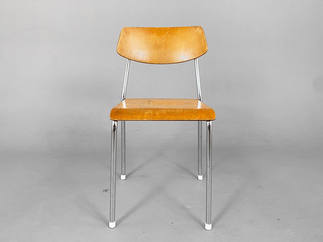 Foto Light Wooden Chair on Chrome Feet h74