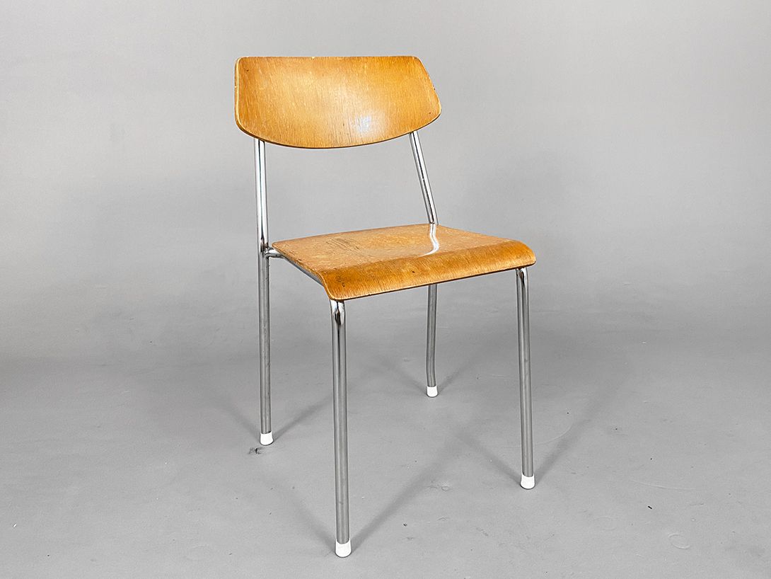 Foto Light Wooden Chair on Chrome Feet h74