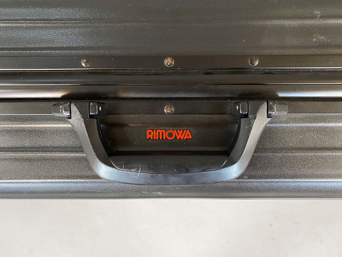Foto Black Rimowa Alu Suitcase for Travelling Pros