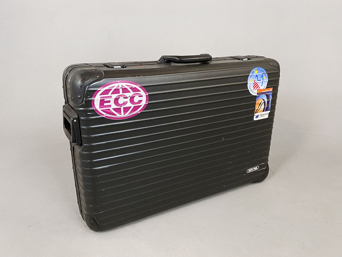 Foto Black Rimowa Alu Suitcase for Travelling Pros