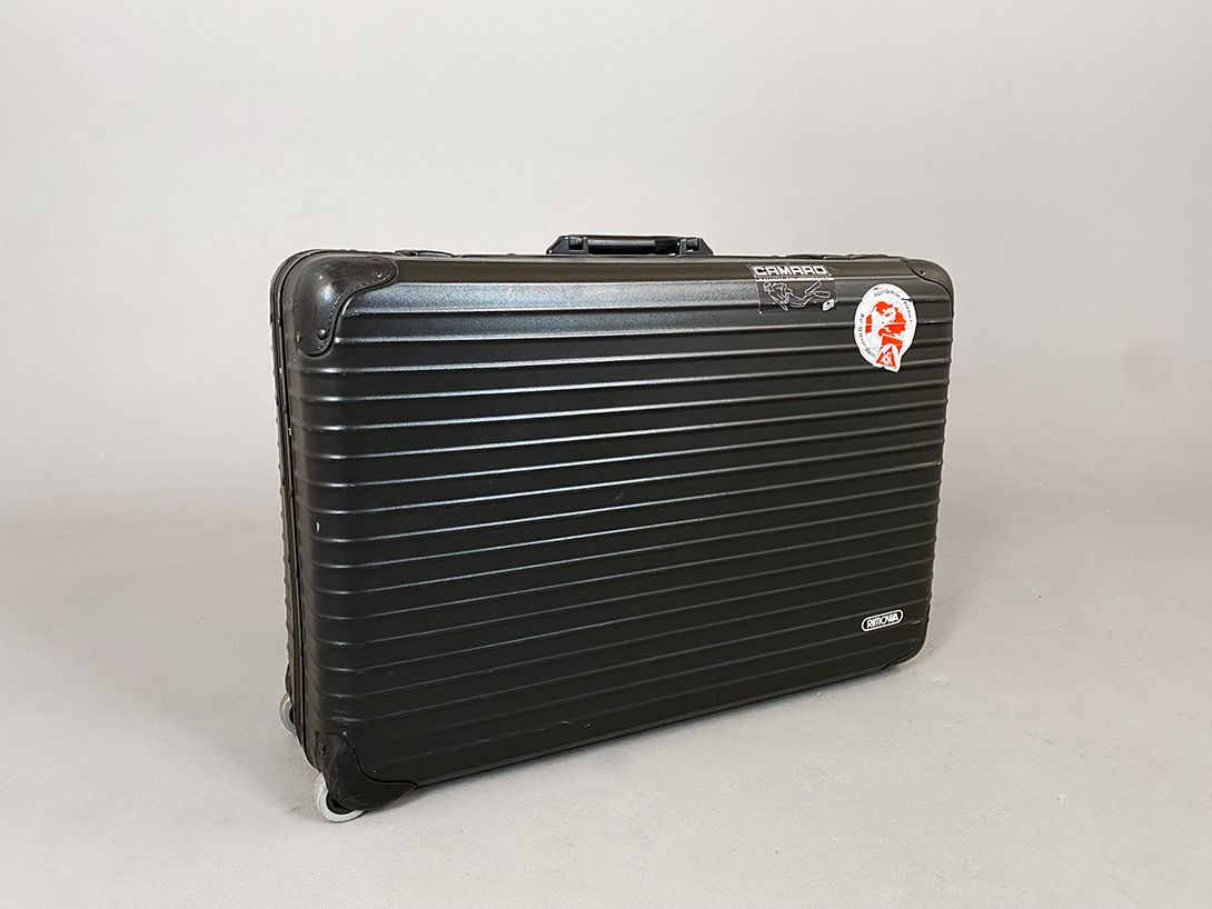 Foto Black Rimowa Alu Suitcase for Travelling Pros