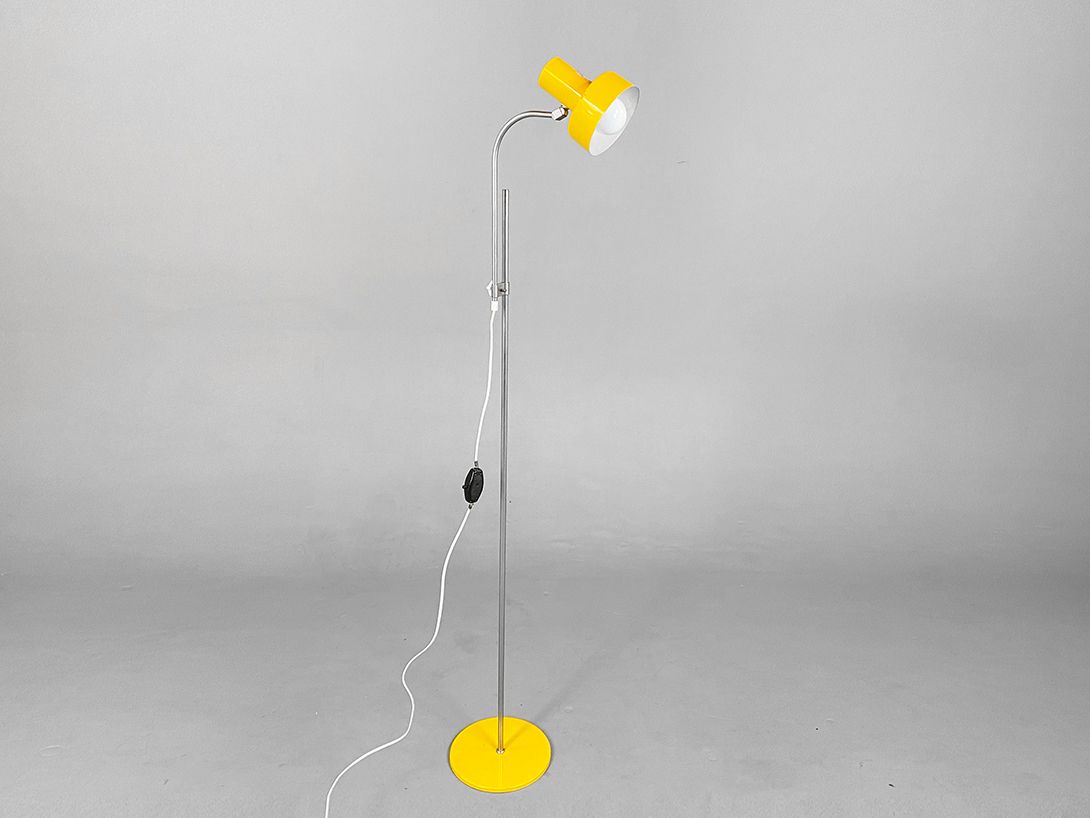 Foto Yellow Metal Floor Lamp, Adjustable Height h139