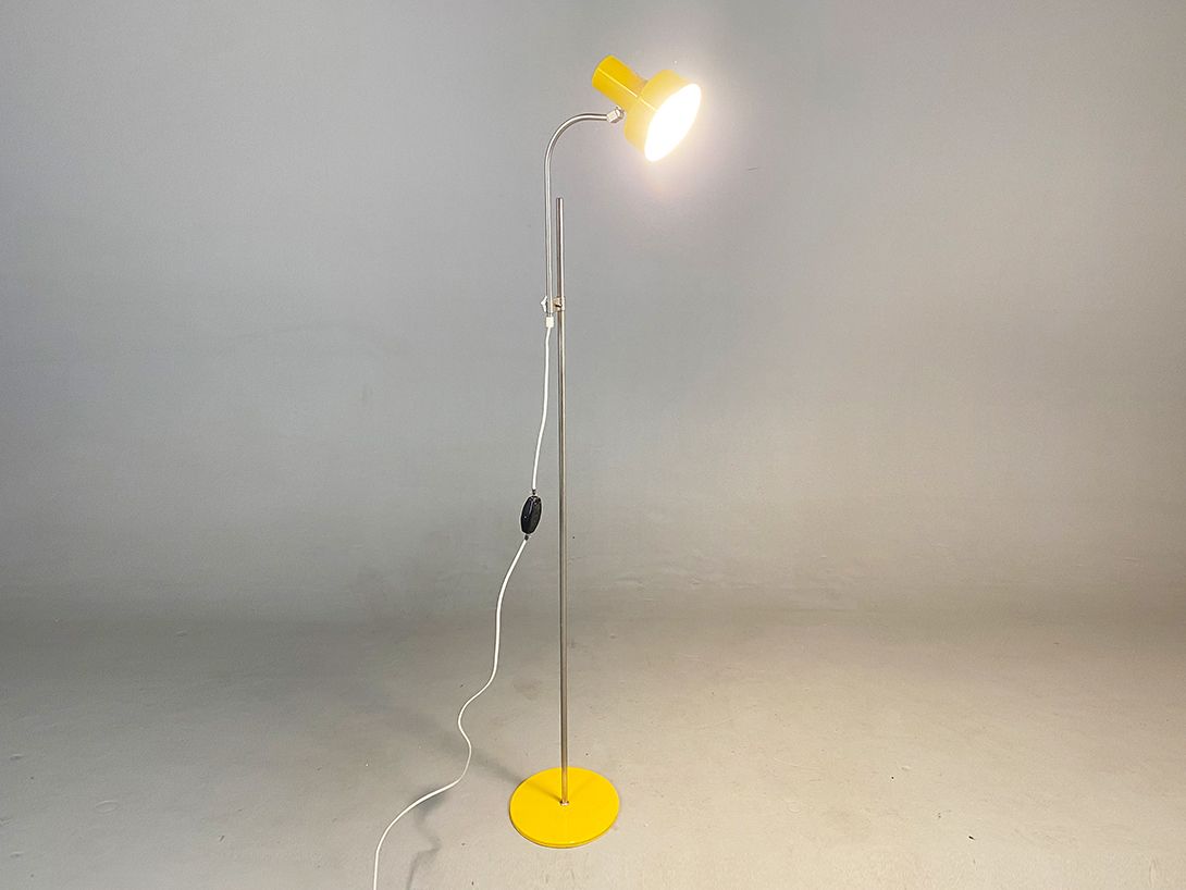 Foto Yellow Metal Floor Lamp, Adjustable Height h139
