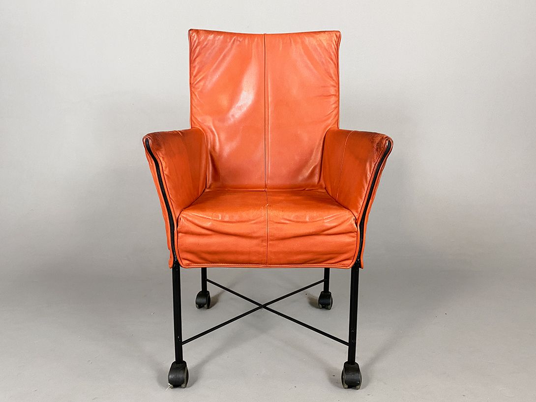 Foto Likon Blood Orange Leather Armchair on Rolls