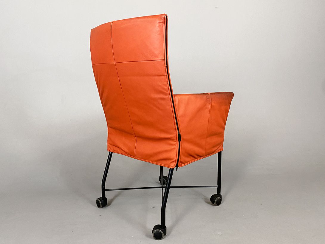Foto Likon Blood Orange Leather Armchair on Rolls
