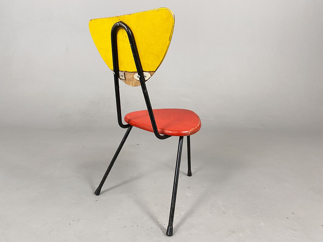 Foto Charming 1955 Children&#8217;s 3-Legged Chair, Triangular Shaped Seat and Backrest, Black Steel Tube Frame h57