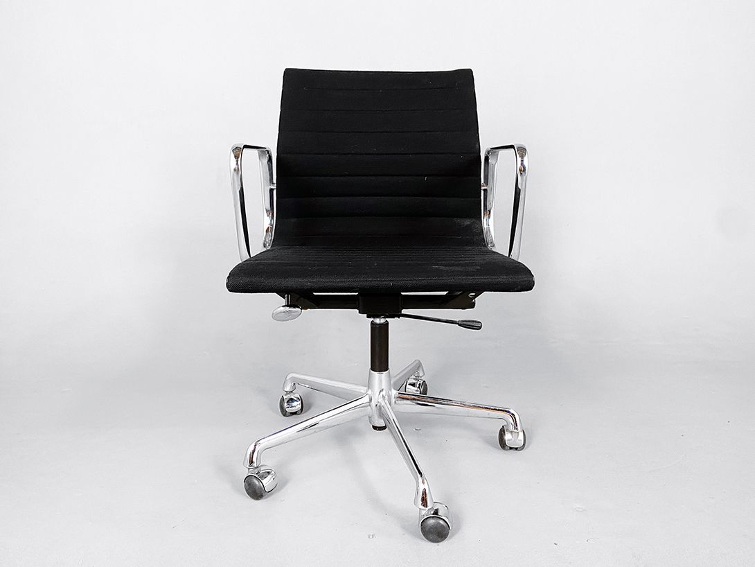 Foto Black Eames Office Chair