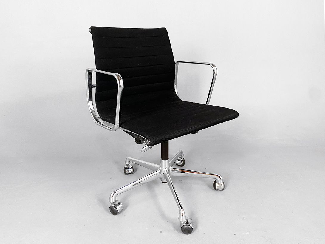 Foto Black Eames Office Chair