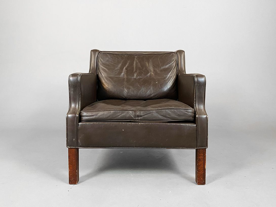 Foto Chocolate Brown Leather Loback Mögenden Armchair