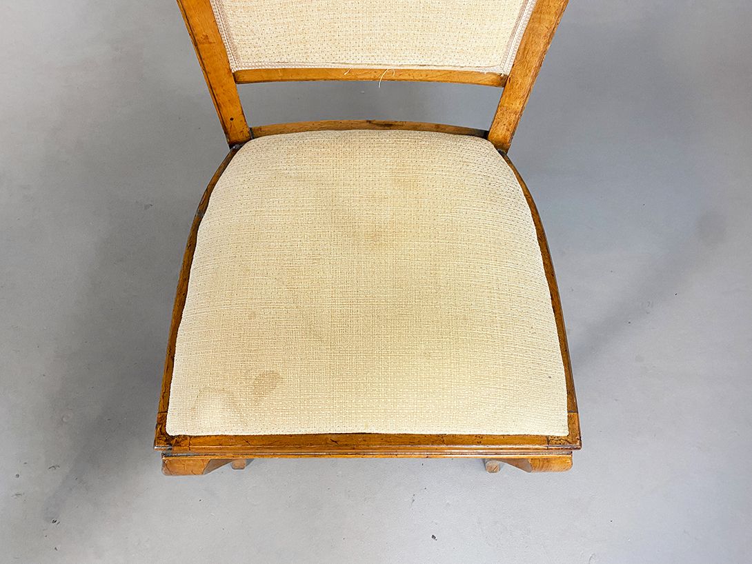 Foto Beige Upholstered Dining Chair with Carved Crown h95