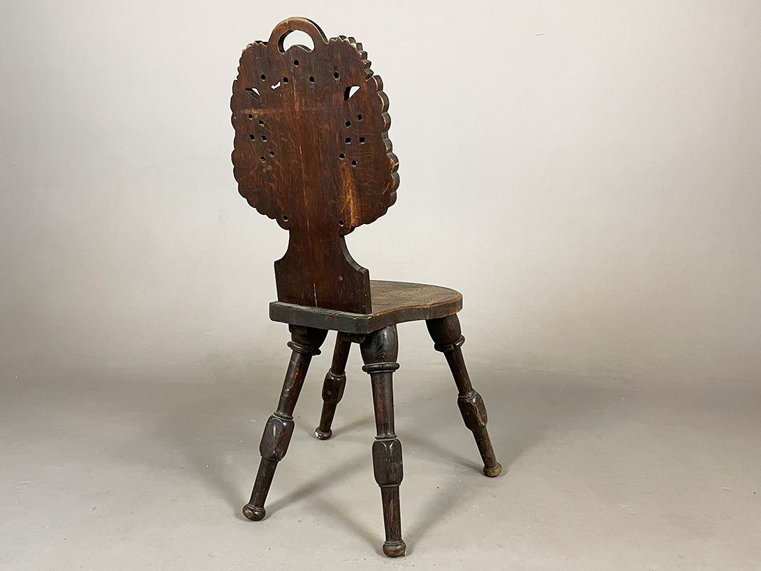 Foto Wooden Carved Maya Chair