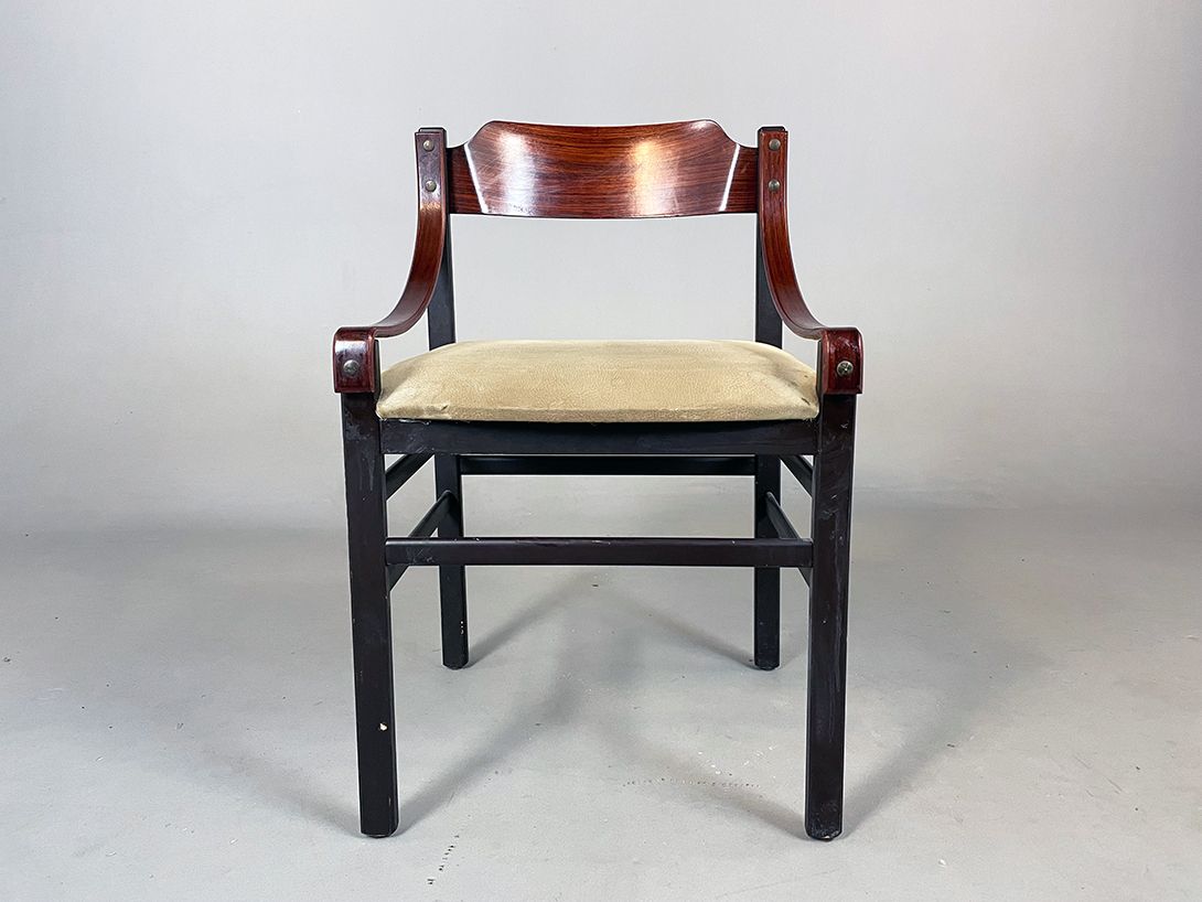 Foto Dark Brown Wooden Armchair with Beige Seat