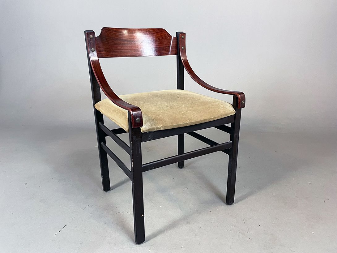 Foto Dark Brown Wooden Armchair with Beige Seat