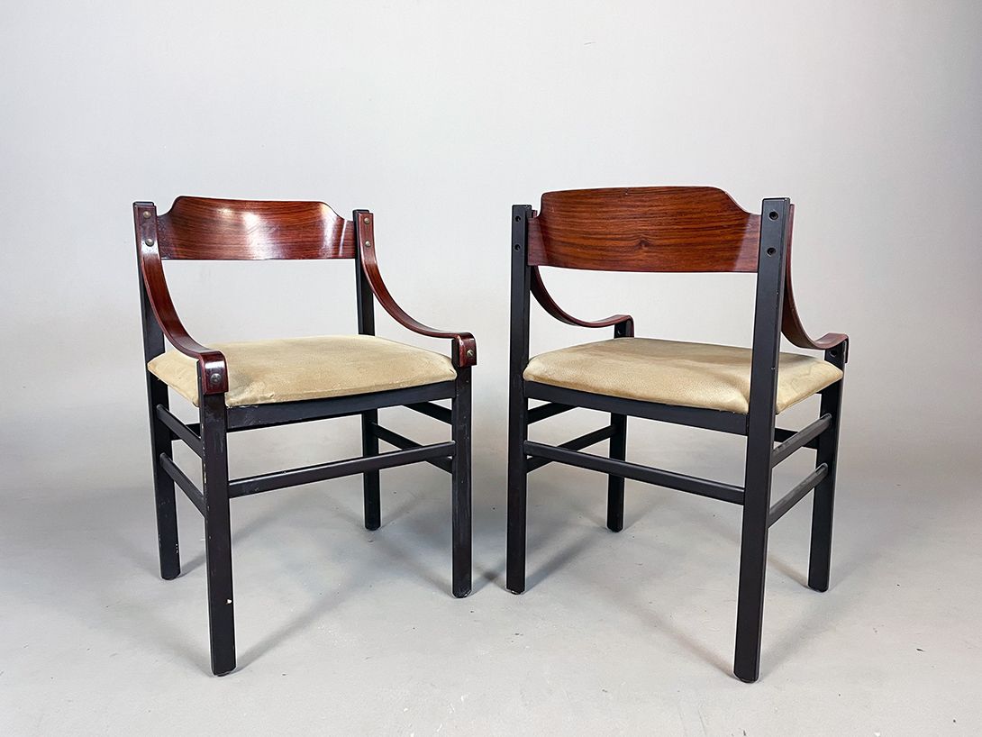 Foto Dark Brown Wooden Armchair with Beige Seat