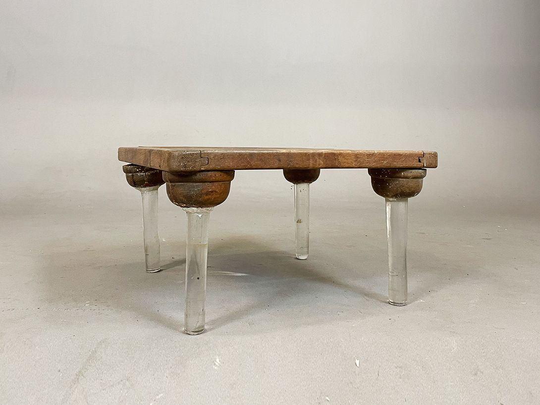 Foto Tiny Square Side Table with Acrylic Legs h24