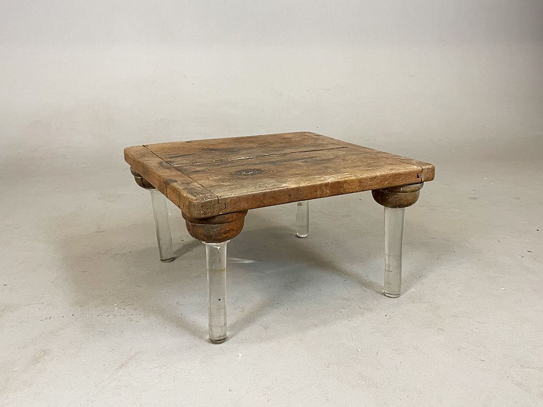 Foto Tiny Square Side Table with Acrylic Legs h24
