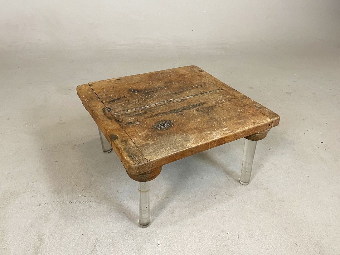 Foto Tiny Square Side Table with Acrylic Legs h24
