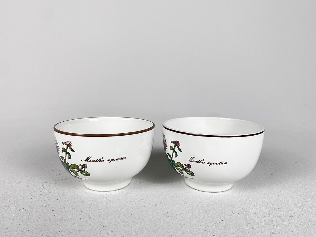 Foto Classic White Porcelain Dish Set Printed with Types of Flowers