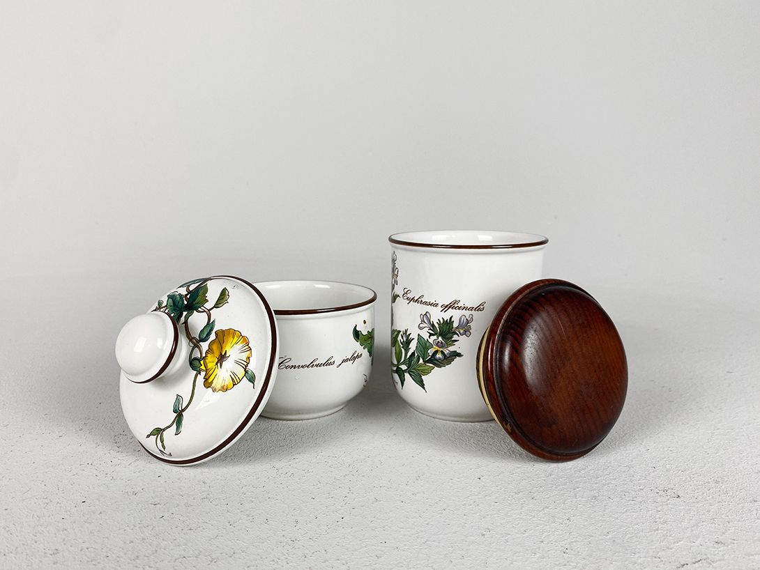 Foto Classic White Porcelain Dish Set Printed with Types of Flowers
