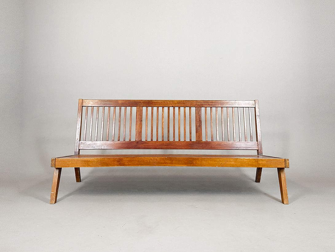 Foto Sturdy Wooden Sofa, Münchner Bauakademie h80x180