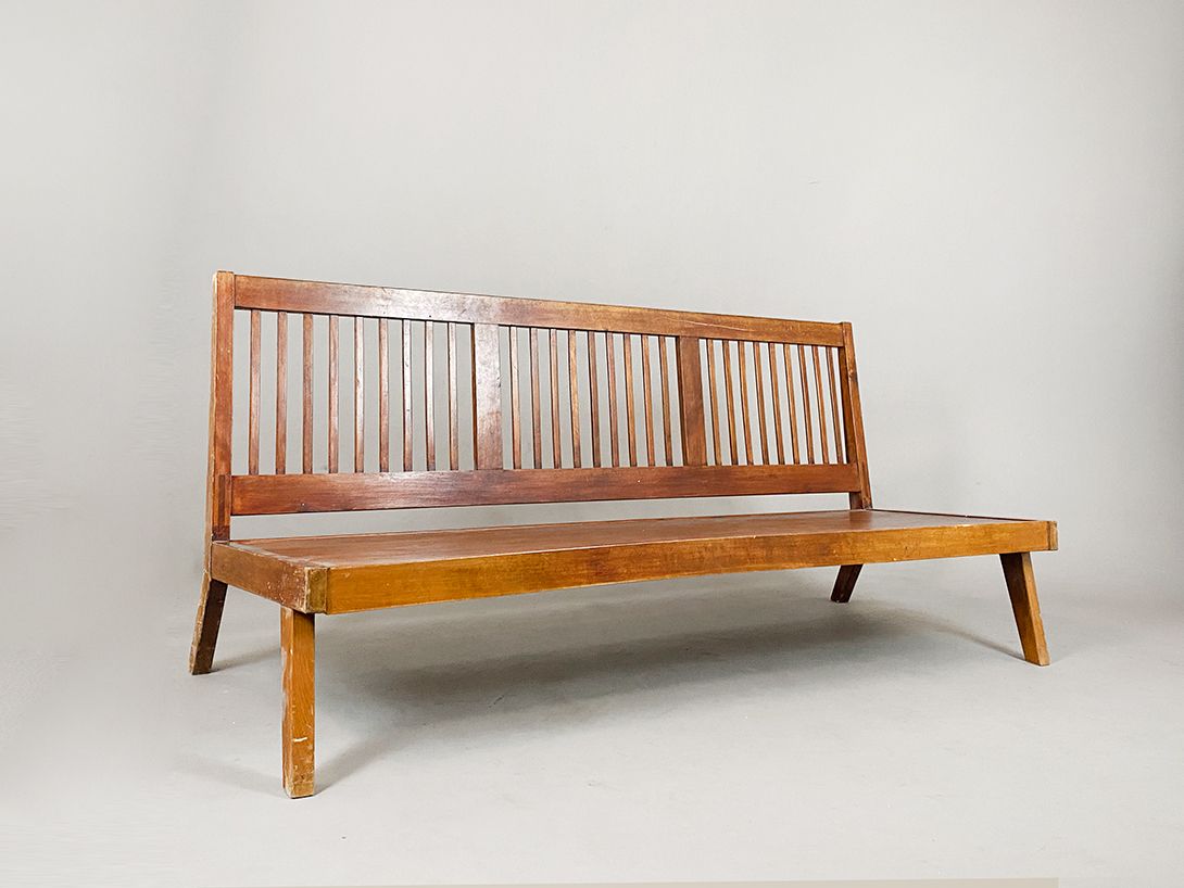 Foto Sturdy Wooden Sofa, Münchner Bauakademie h80x180