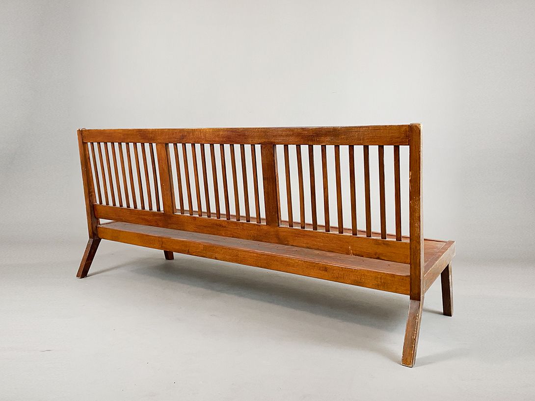 Foto Sturdy Wooden Sofa, Münchner Bauakademie h80x180