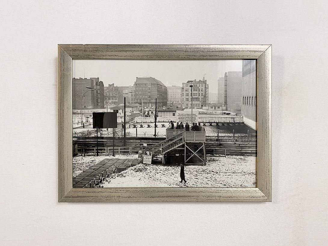 Foto Photograph of People by the former Berlin wall h25x33 19b23