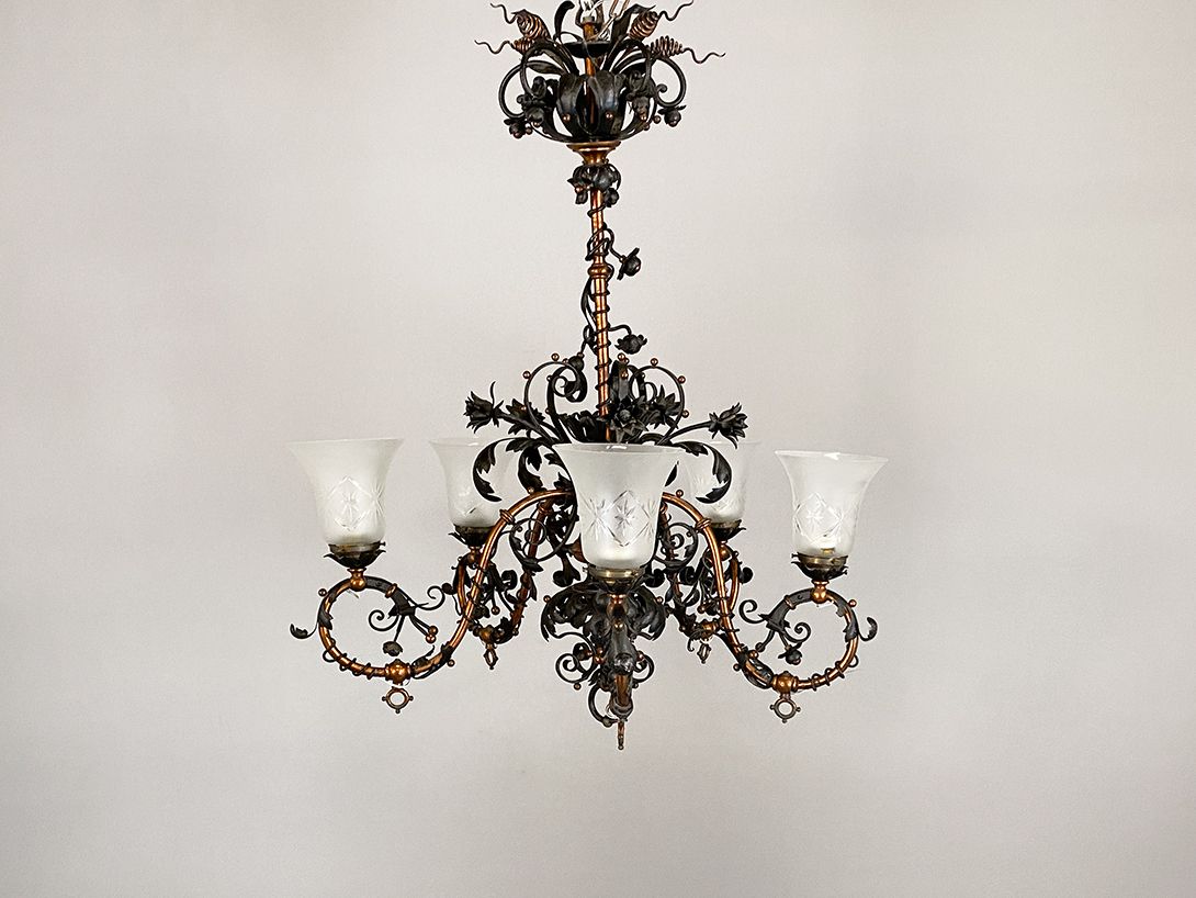 Foto Gothic Brass and Black Metal Chandelier h100