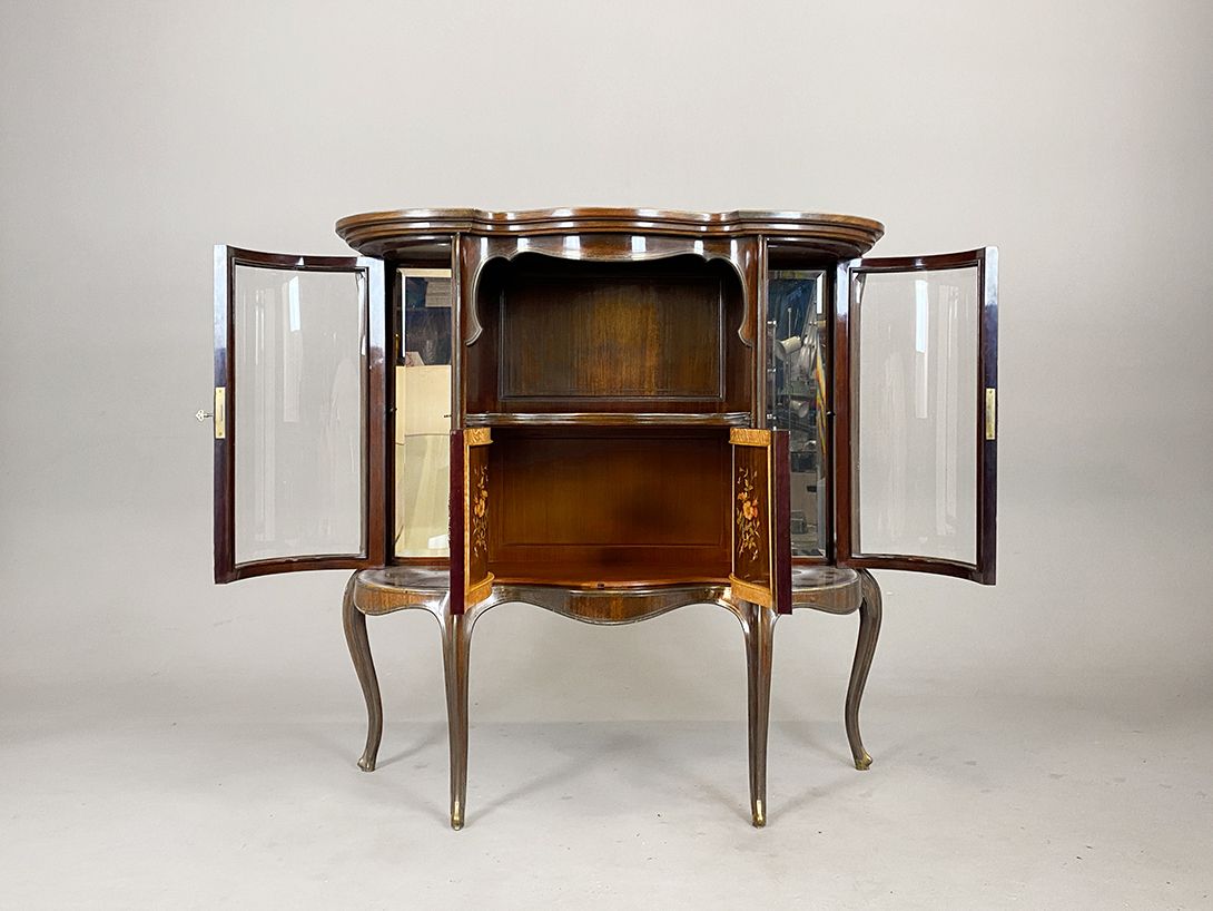 Foto Wonderful Cabinet with Nacre Ornaments and glass doors