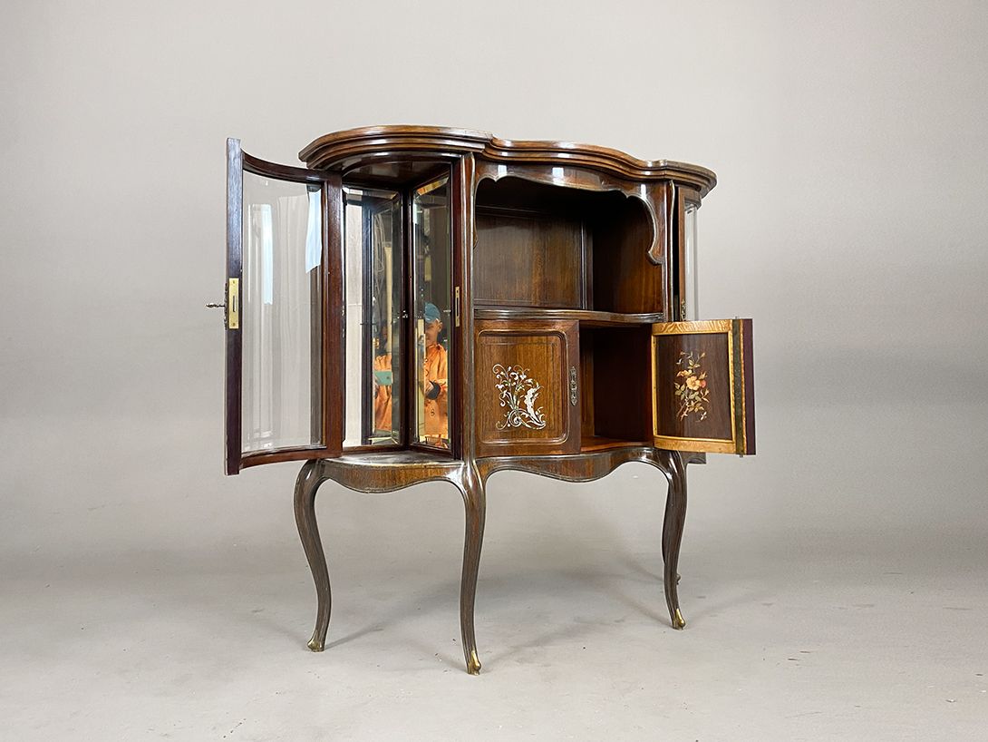 Foto Wonderful Cabinet with Nacre Ornaments and glass doors